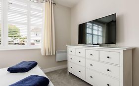 Modern 2 Bed, Cliff Top & Parking, F6
